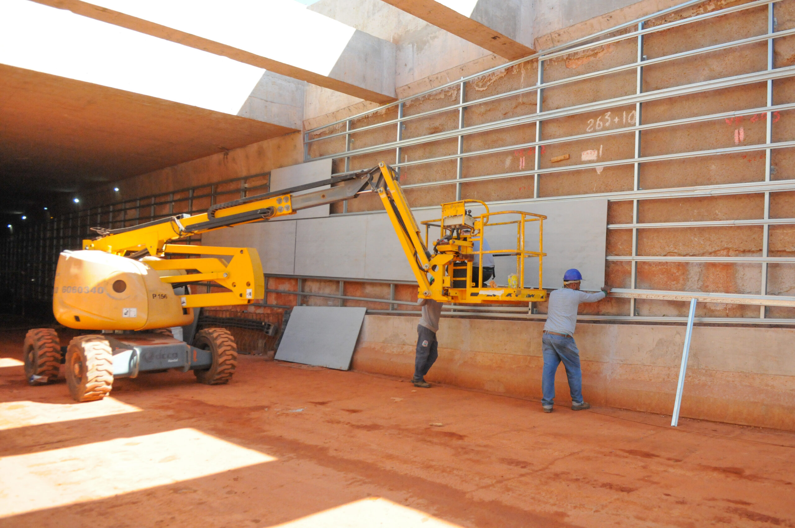 Estruturas são fixadas com parafusos em perfis metálicos, previamente instalados nas paredes | Foto: Paulo H. Carvalho/Agência Brasília