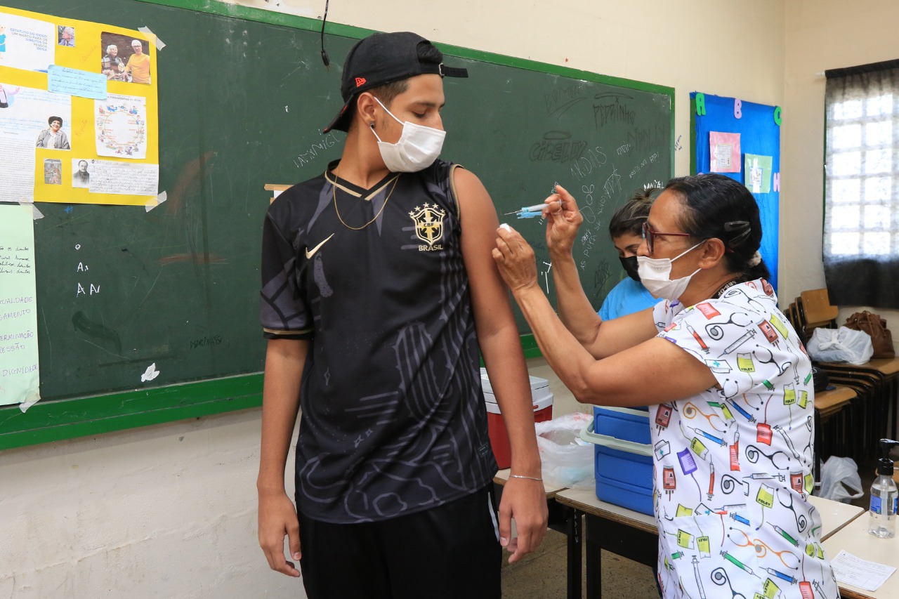 Estudante Gabriel Arthur Nascimento aproveitou a data para concluir o ciclo vacinal | Foto: Sandro Araújo/Agência Saúde-DF