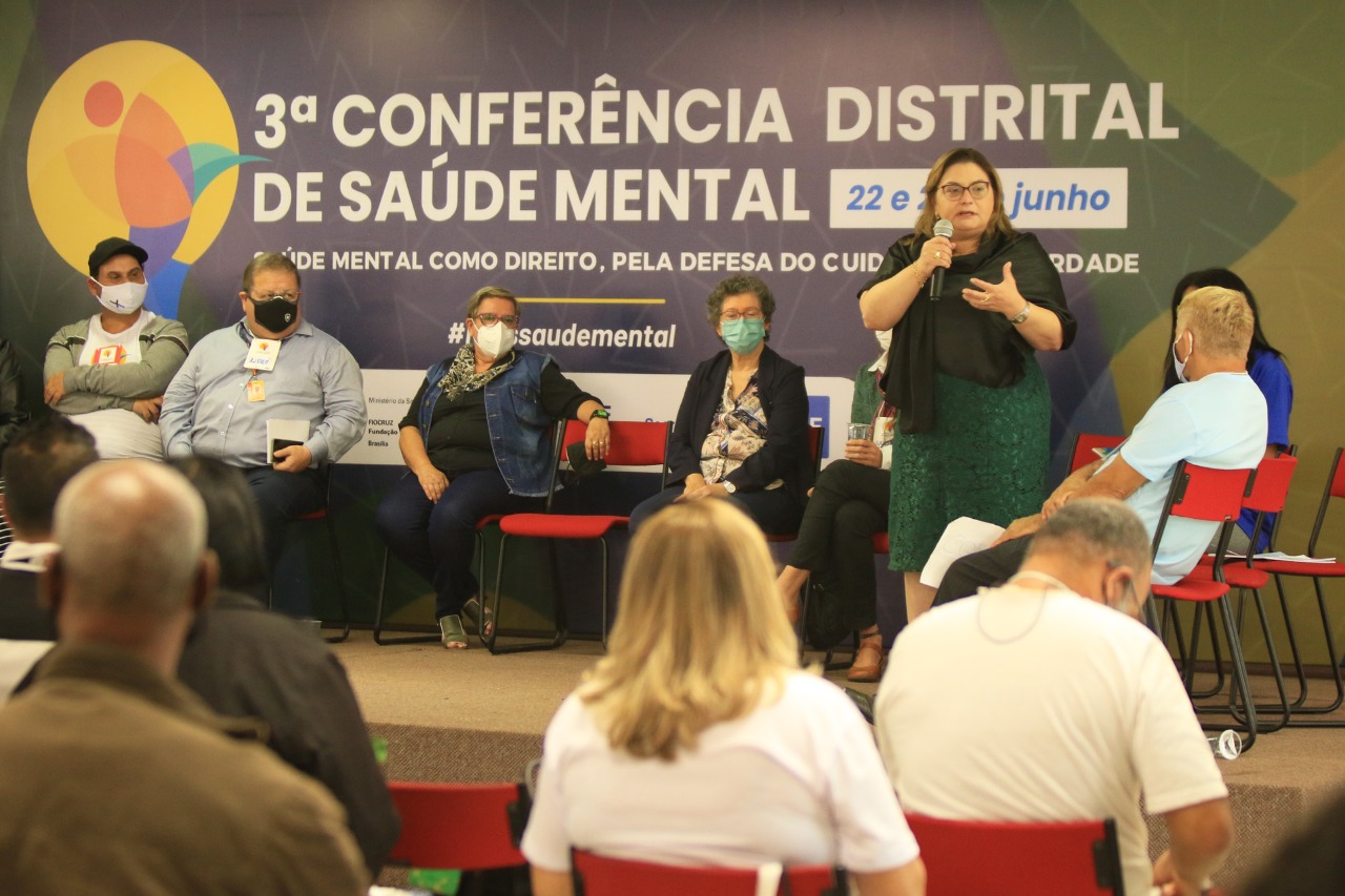 A secretária de Saúde, Lucilene Florêncio, destaca a importância do debate e de uma construção coletiva de deliberações | Fotos: Sandro Araújo/Agência Saúde-DF
