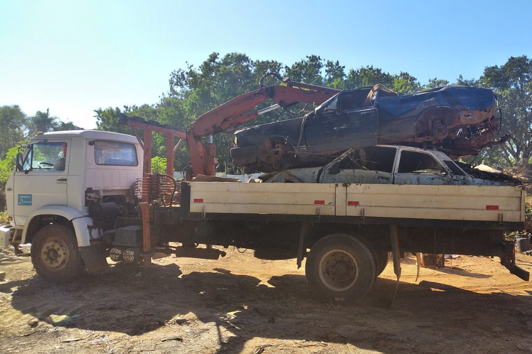 As 11 carcaças de veículos foram retiradas do pátio de obras da Administração Regional do Guará na quinta-feira | Foto: Divulgação