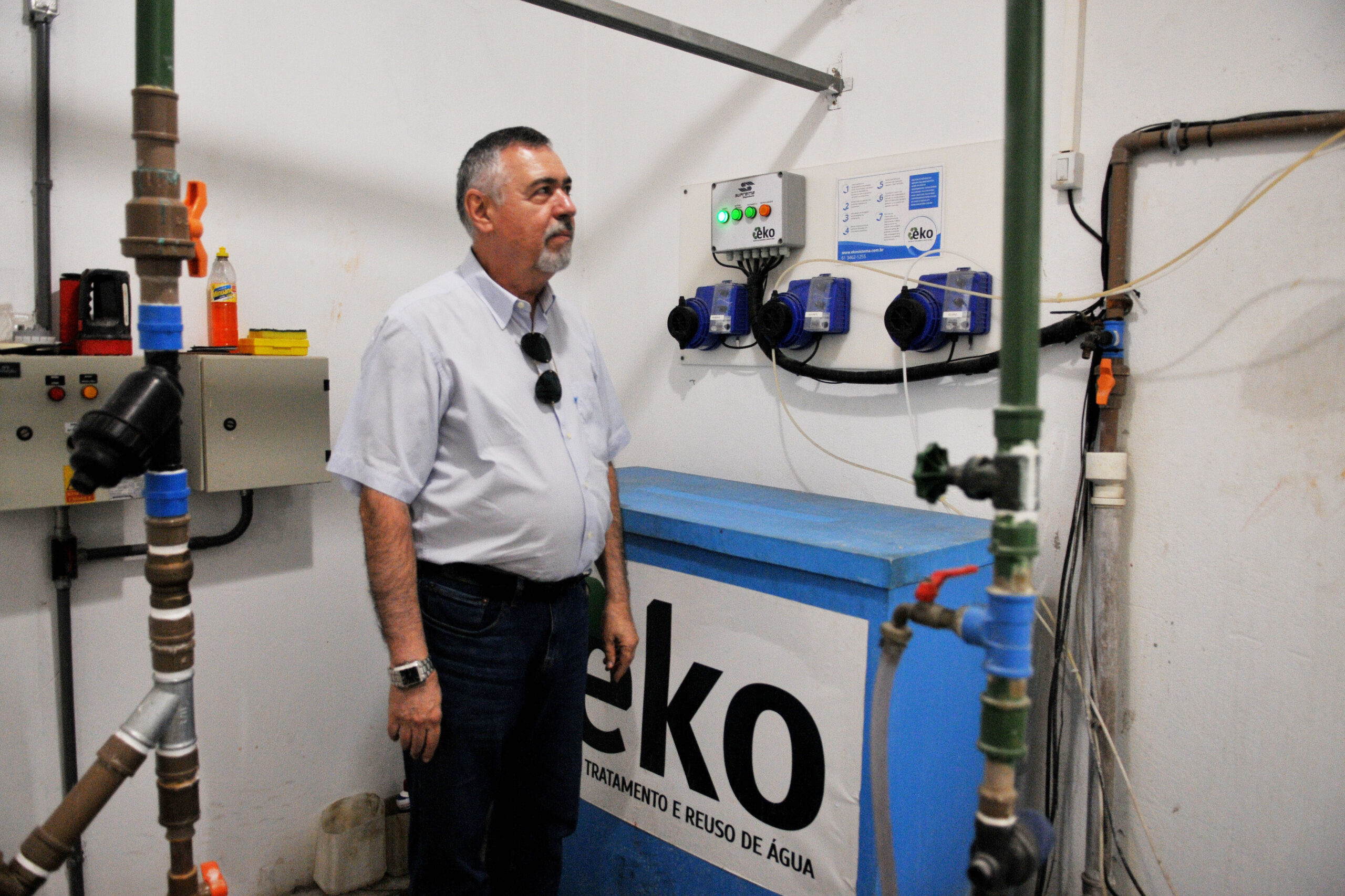 A água que vem dos apartamentos é tratada com cloro e sulfato de alumínio no equipamento instalado em uma sala específica na garagem do prédio | Foto: Joel Rodrigues/Agência Brasília