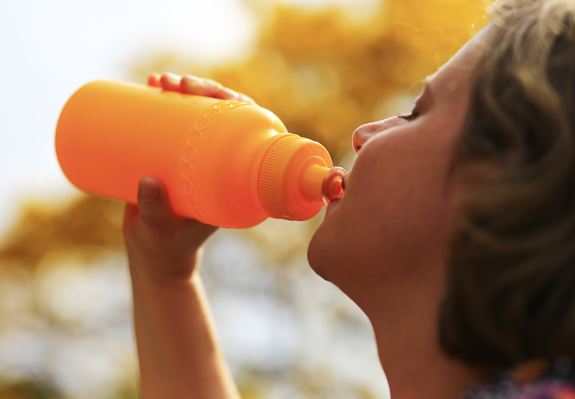 Beber água o dia inteiro é o básico contra a desidratação | Foto: Breno Esaki/Arquivo Agência Saúde