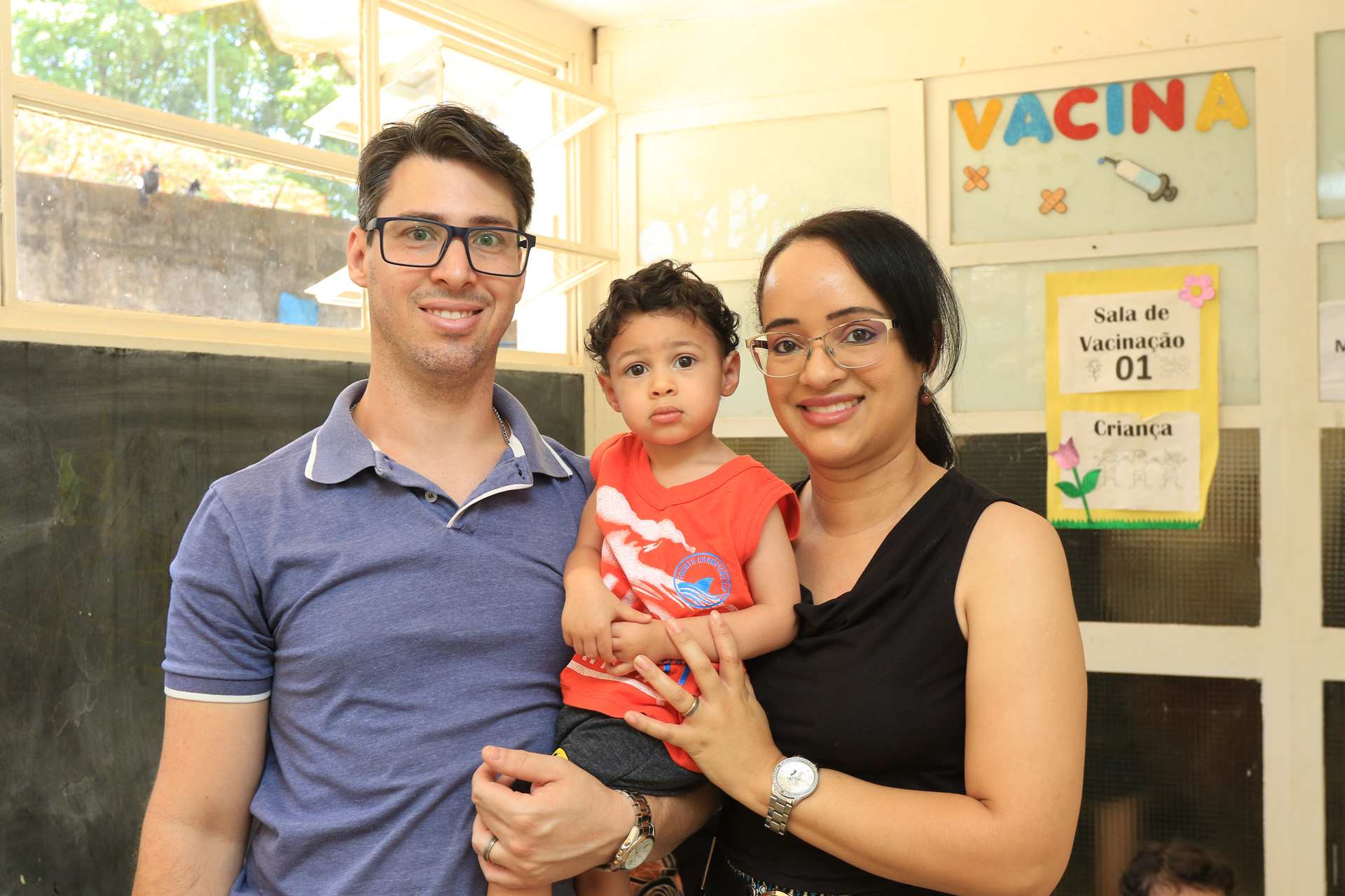 Renato e Denise levaram o pequeno João Vitor para se vacinar | Sandro Araújo/Agência Saúde