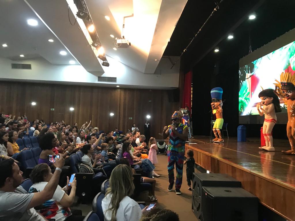 No musical, Carlinhos Brown utiliza personagens infantis tipicamente brasileiros para ensinar à garotada sobre questões pertinentes ao dia a dia | Foto: Divulgação/ Neoenergia