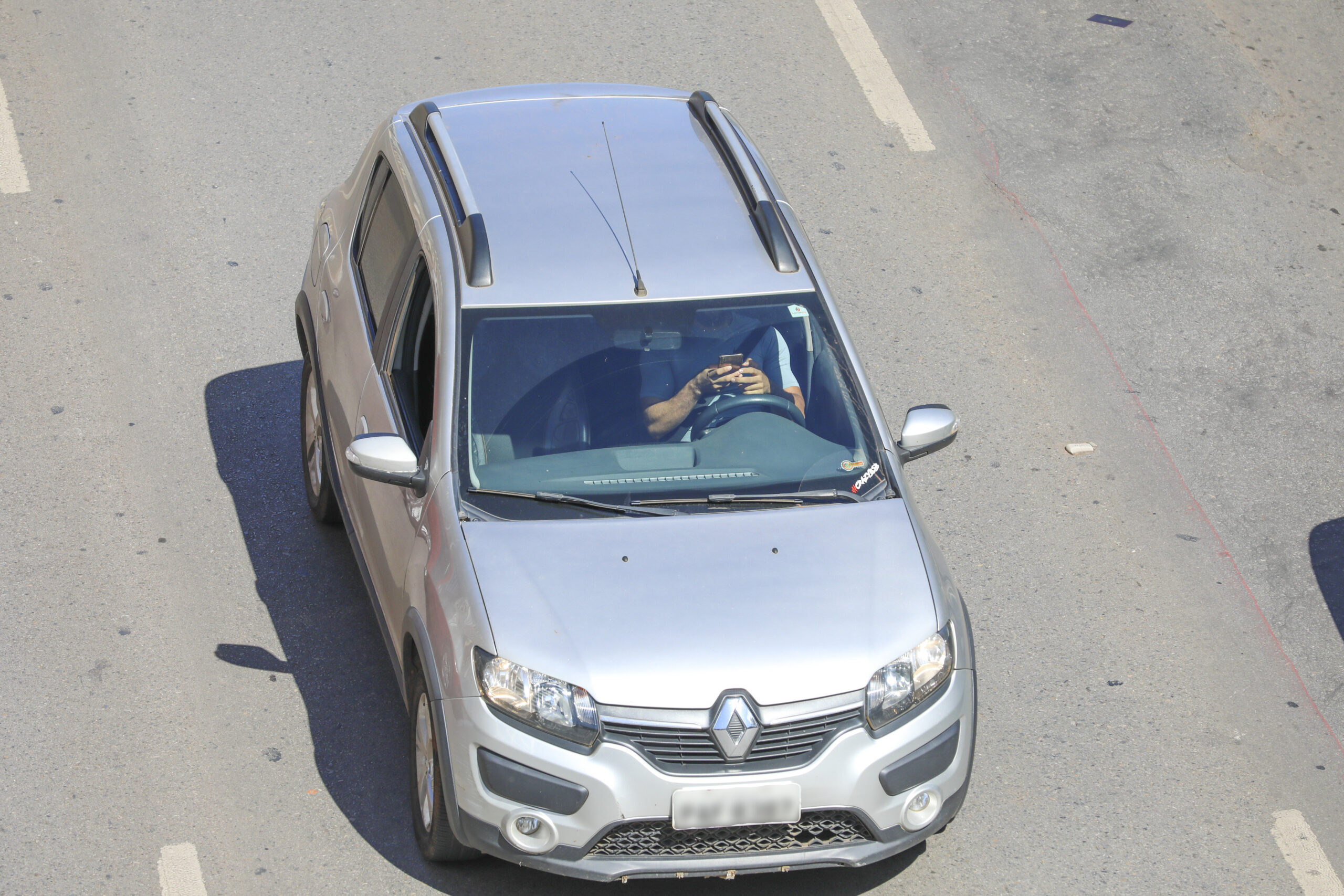 Digitar no celular e dirigir é como fechar os olhos durante 100 m, diz  pesquisador da UnB, Distrito Federal