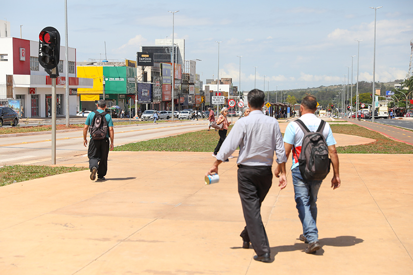 Escritório transforma calçada em estacionamento de carros - Direto