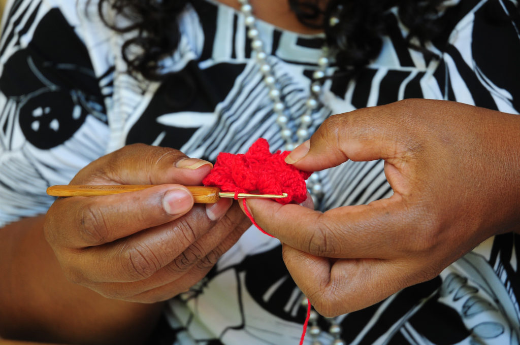 Mulheres participam de oficinas gratuitas de crochê na Estrutural