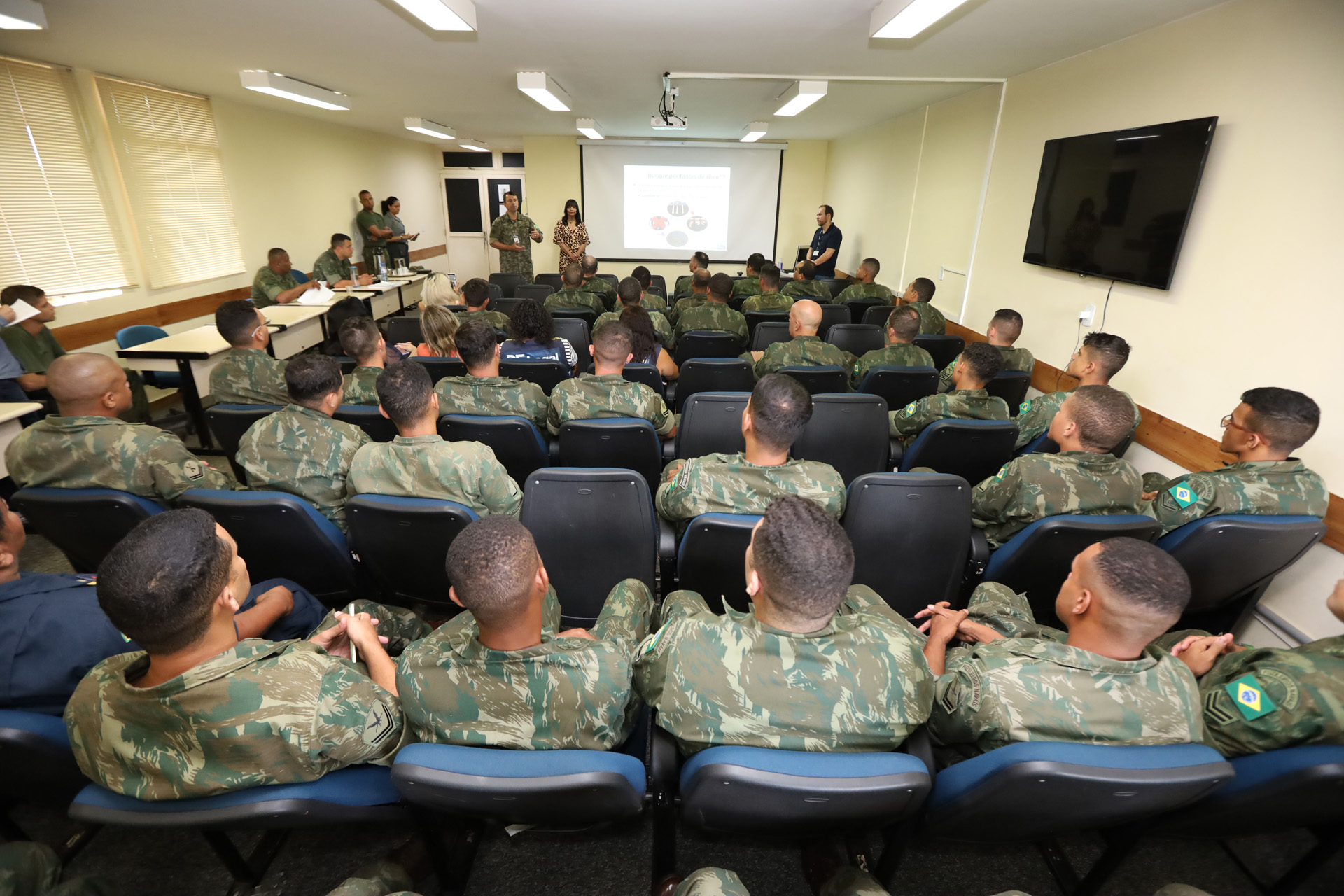 Área de saúde do DF treina militares da Marinha no combate à dengue
