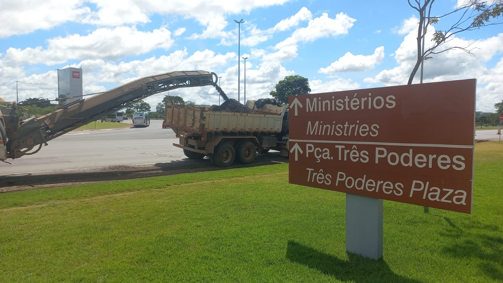 Governo inicia recuperação de 7 mil m² de asfalto no Eixo Monumental