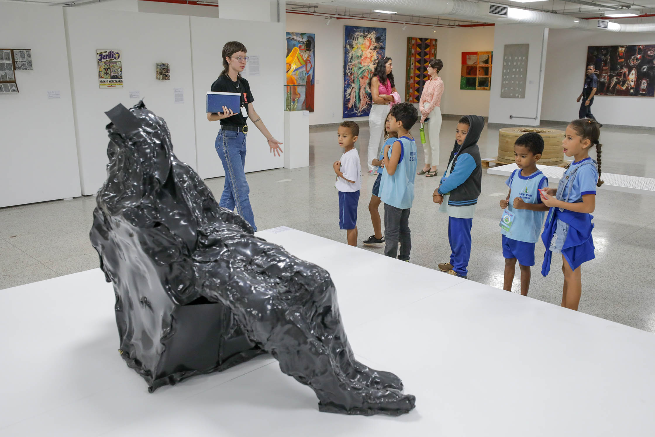 Programa leva estudantes para visitas guiadas no Museu de Arte de Brasília