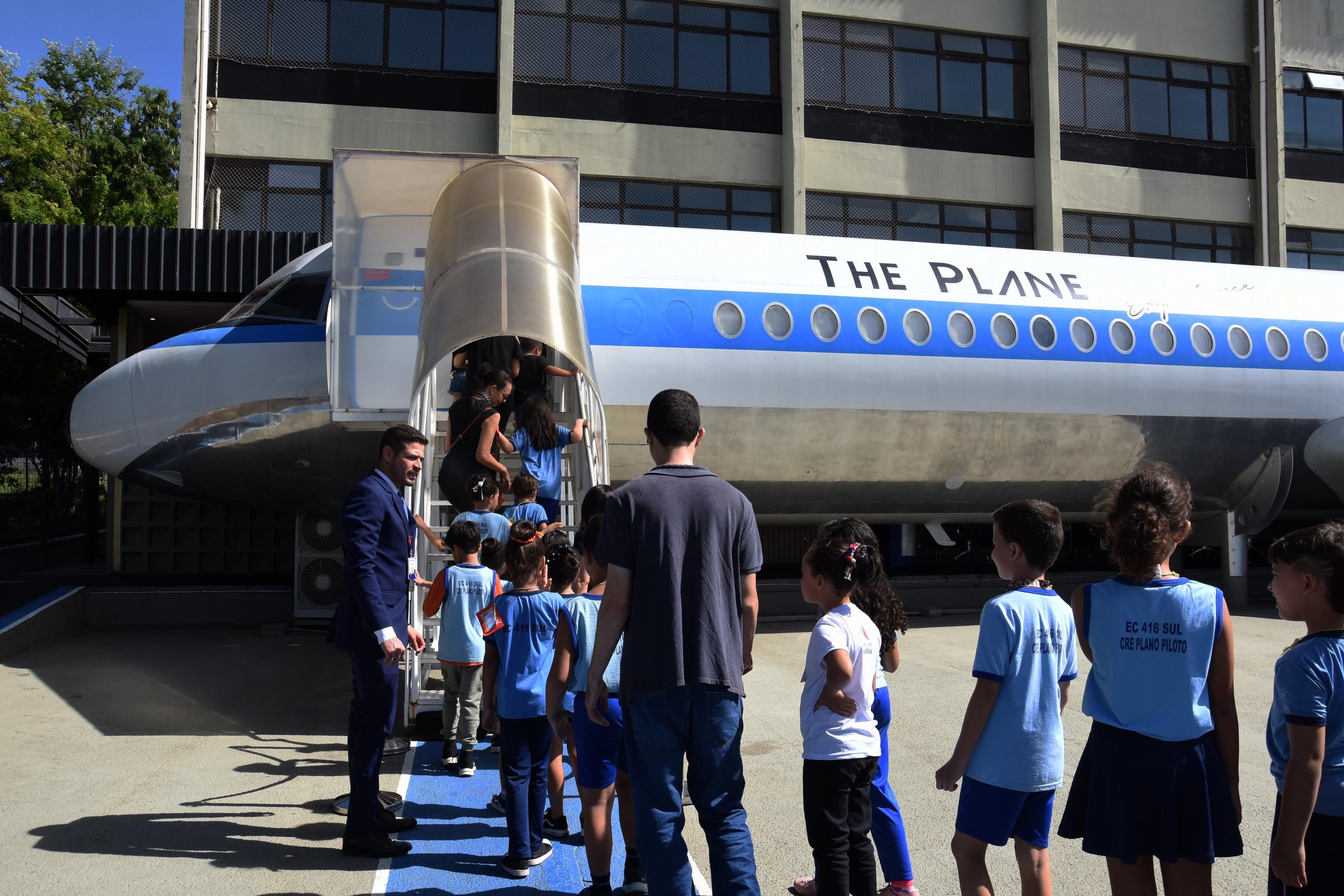 Projeto de escola pública do Plano Piloto leva estudantes para dentro de avião