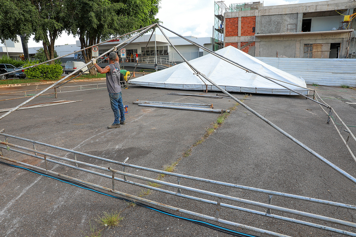 Dengue: Equipes trabalham na montagem de tendas no Guará, Planaltina e Gama