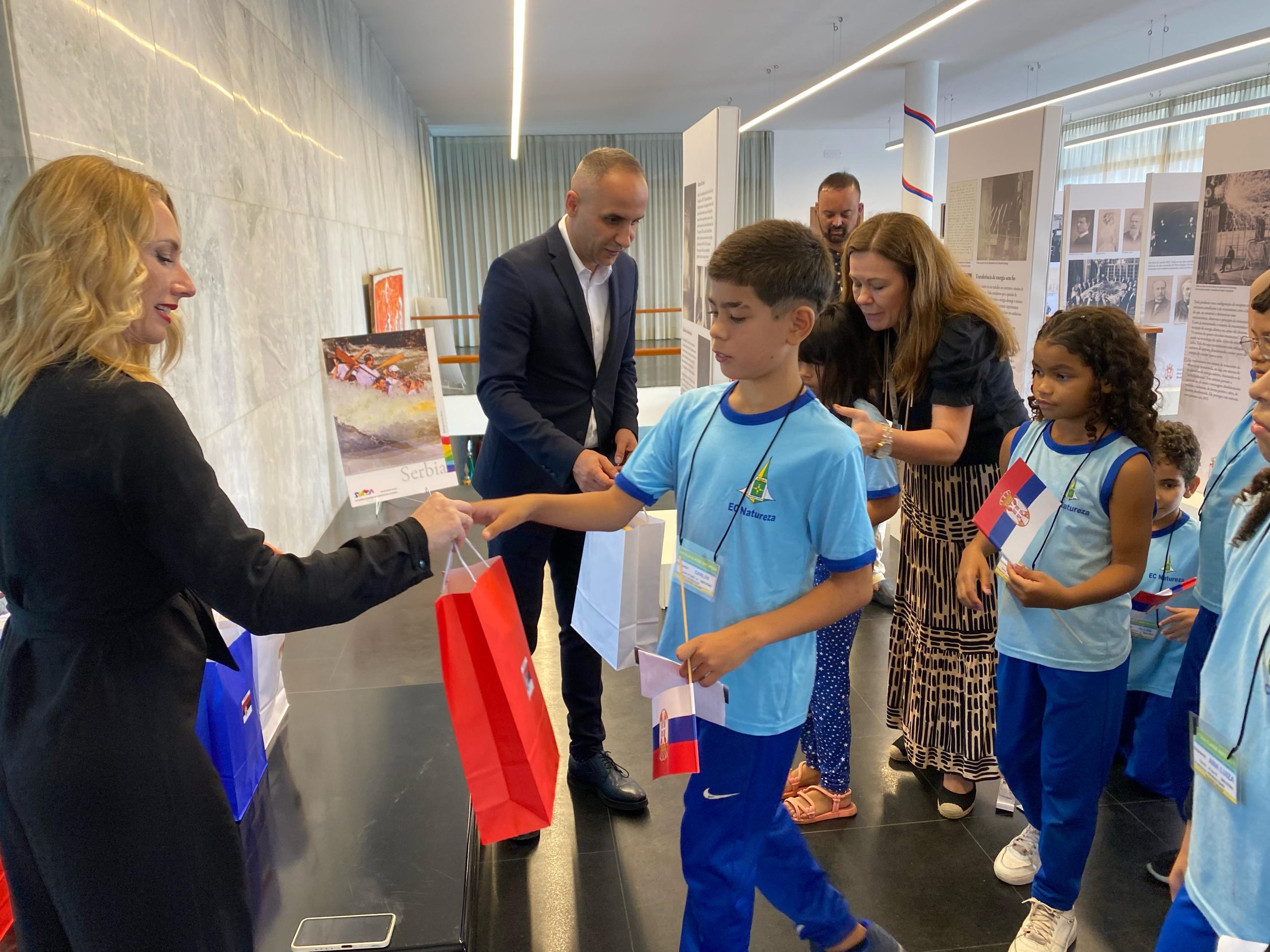 Estudantes do Paranoá fazem visita à Embaixada da Sérvia