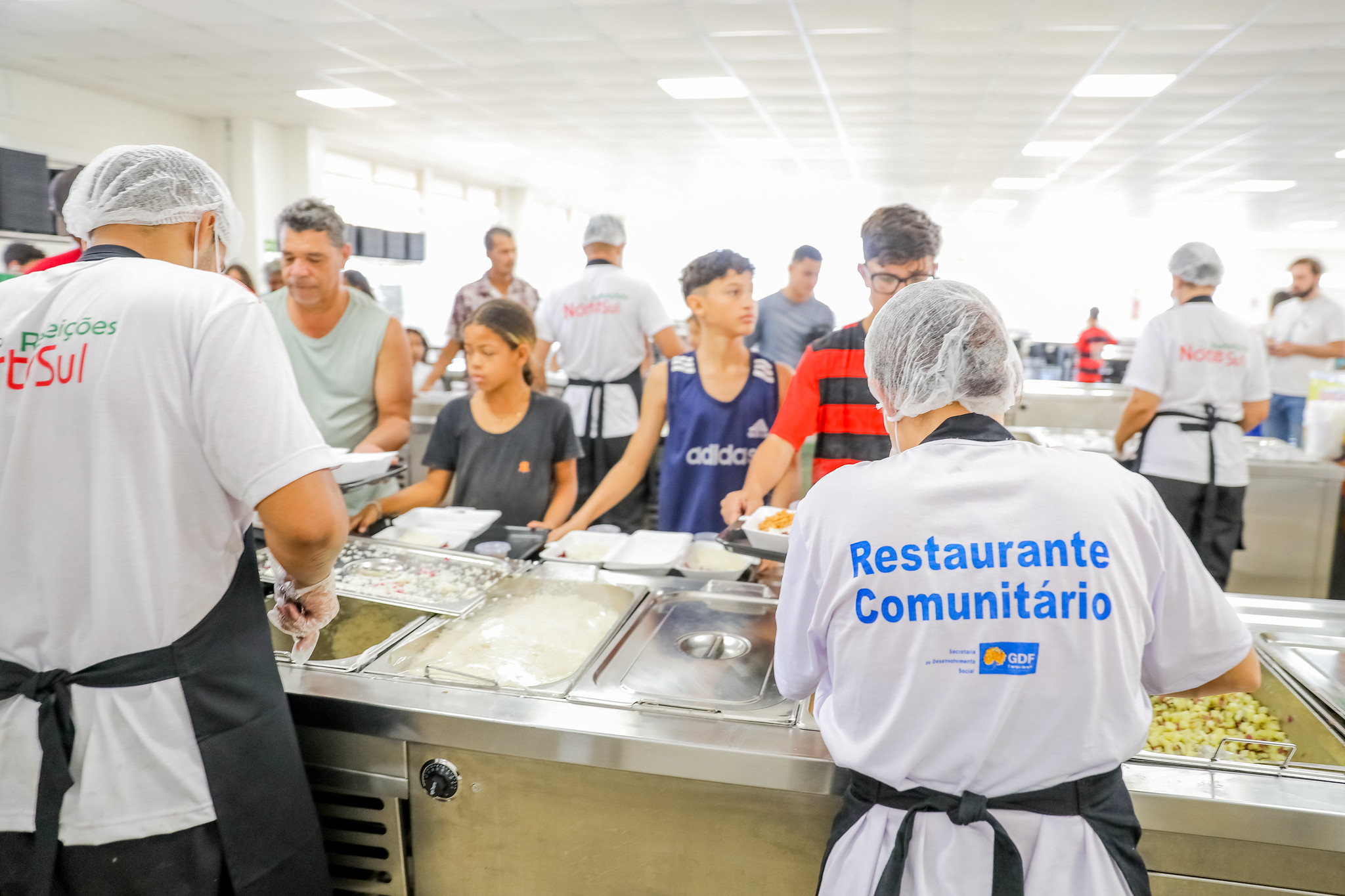 Restaurantes comunitários vão oferecer três refeições diárias para população em situação de rua